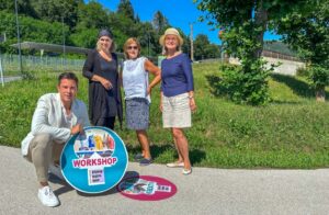 Bild mit neuen Bodenstickern der VTG für den Kunstbahnhof Wörthersee mit Hannes Markowitz, Barbara Ambrusch-Rapp, Beatrix Taurer-Geher und Margit Heissenberger, Foto: VTG